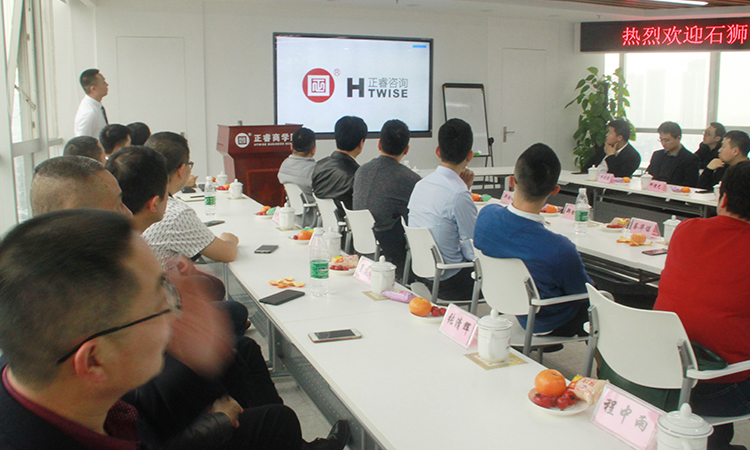 石獅市服裝產(chǎn)業(yè)聯(lián)盟、石獅市染整同業(yè)公會來我司參訪交流并赴標(biāo)桿項目德永佳參觀學(xué)習(xí)