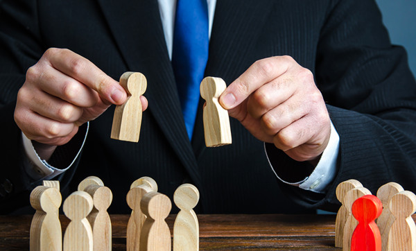 如何根據(jù)行業(yè)和市場狀況進(jìn)行薪酬調(diào)整？