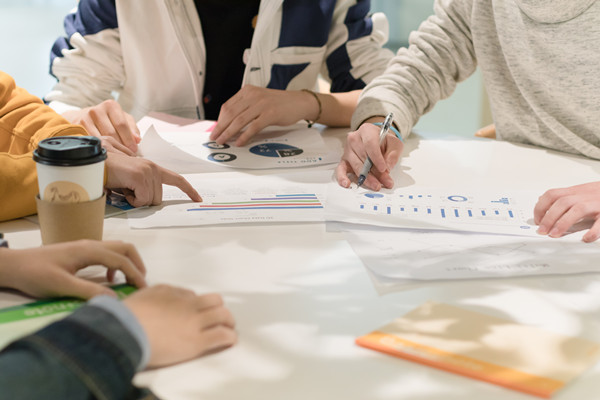 培養(yǎng)組織人才，提升員工素質(zhì)和技能，增強(qiáng)核心競(jìng)爭(zhēng)力