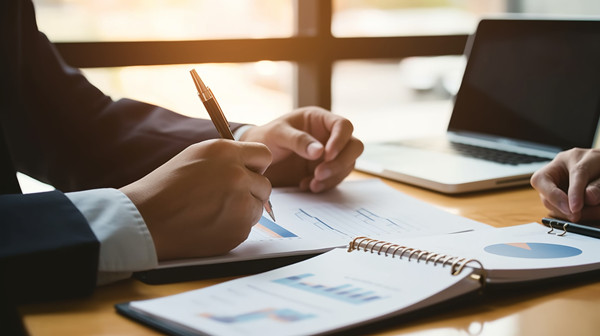 制定策略：根據(jù)目標(biāo)和分析結(jié)果，制定實現(xiàn)路徑