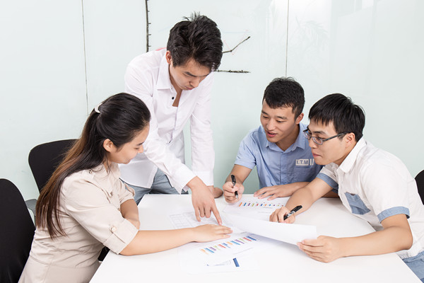 設(shè)計(jì)合理激勵(lì)機(jī)制，激發(fā)員工工作積極性和創(chuàng)新精神