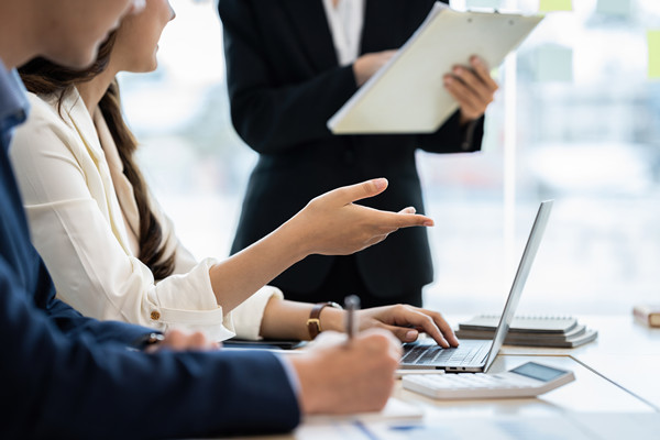 集團(tuán)如何建立和維護(hù)與戰(zhàn)略合作伙伴的關(guān)系？