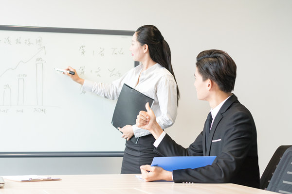 人才引進與培養(yǎng)：打造高效人才隊伍，提升企業(yè)競爭力