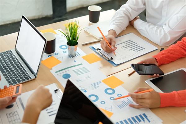 薪酬調(diào)整機(jī)制：定期調(diào)整，保持競(jìng)爭(zhēng)力