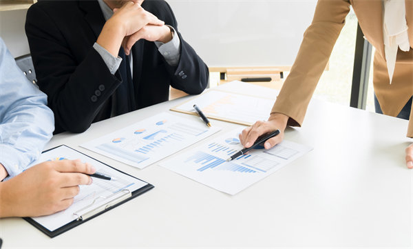 領(lǐng)導(dǎo)力發(fā)展與績效管理：培養(yǎng)領(lǐng)導(dǎo)力，推動組織成功