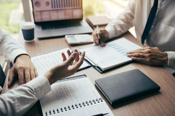 結(jié)合企業(yè)薪酬實踐談?wù)勅绾翁嵘髽I(yè)的薪酬競爭力？