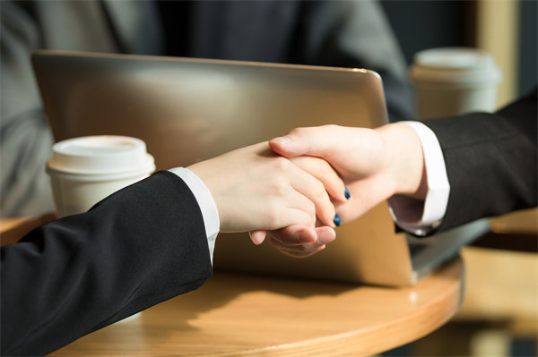 在客戶服務(wù)中如何有效傳遞和強(qiáng)化品牌的核心價值觀？