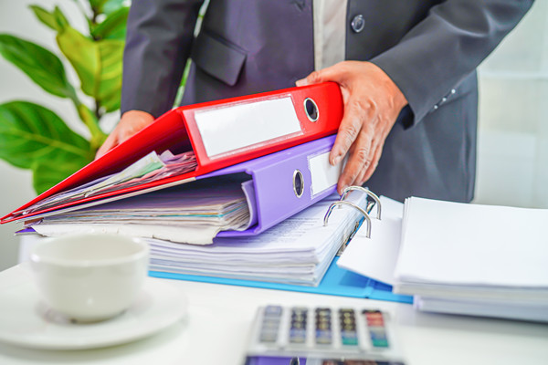 組織規(guī)劃中如何平衡集權(quán)與分權(quán)，促進(jìn)決策效率？