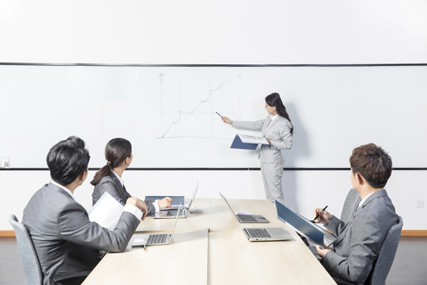 員工績(jī)效不佳時(shí)，應(yīng)采取哪些策略進(jìn)行干預(yù)與提升？