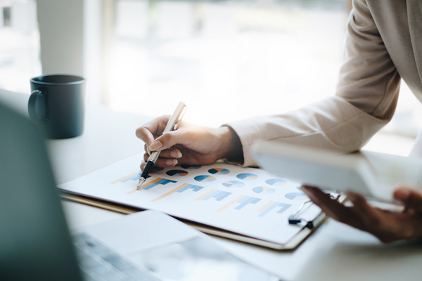 預(yù)算管理過程中如何有效應(yīng)對(duì)市場(chǎng)波動(dòng)與不確定性？