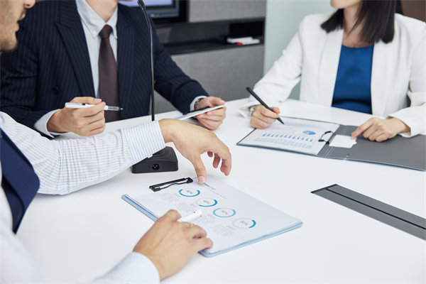 績效管理中，如何有效反饋以促進(jìn)員工持續(xù)改進(jìn)與成長？