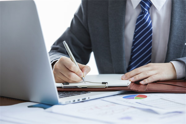 如何實(shí)施360度績效評(píng)估，確保反饋全面且客觀？