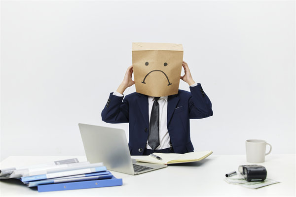 組織變革中，如何管理員工情緒與阻力，確保平穩(wěn)過渡？