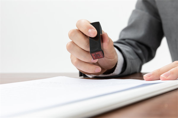 薪酬管理中如何確保合法合規(guī)，避免法律風(fēng)險(xiǎn)？