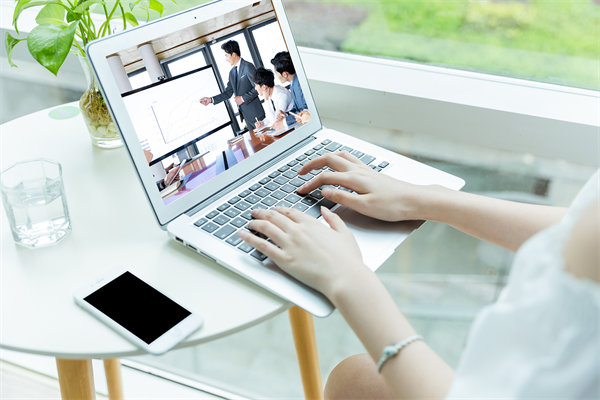 遠(yuǎn)程工作模式下，如何確保員工效率與團(tuán)隊(duì)凝聚力？