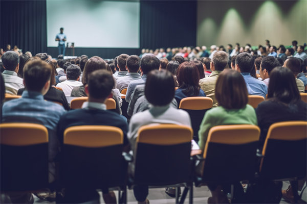 在變革中，如何有效管理組織內(nèi)部的沖突與不確定性？