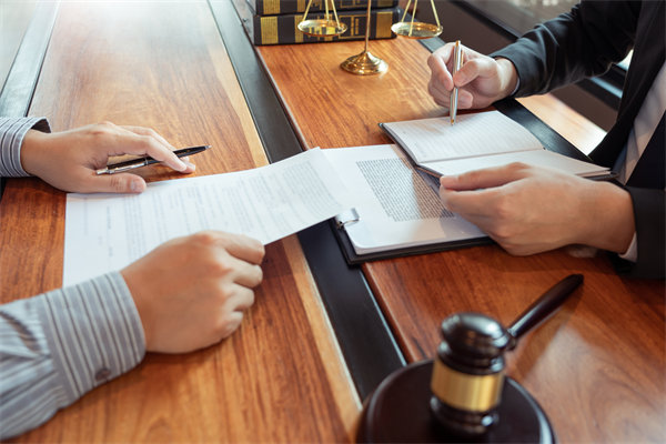 在變革中，如何有效管理組織內(nèi)部的沖突與不確定性？