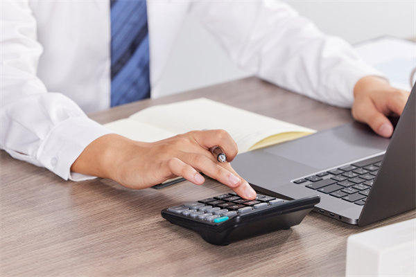 如何建立高效預(yù)警系統(tǒng)，及時應(yīng)對預(yù)算超支風(fēng)險？