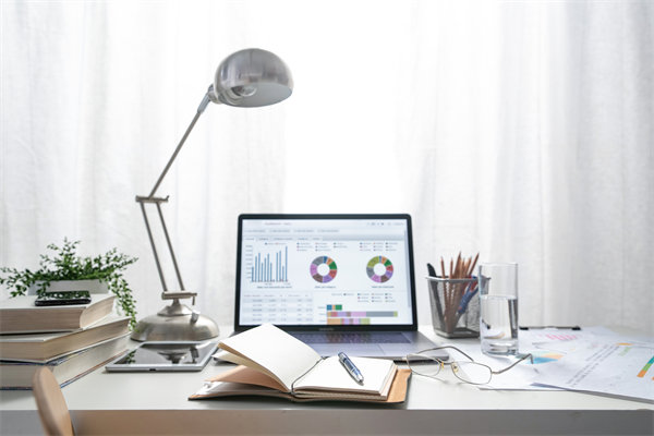 在遠程工作模式下，如何有效監(jiān)控與評估員工績效？