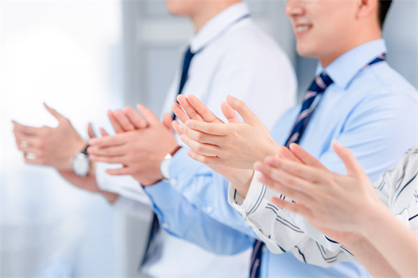 面對人才流失問題，企業(yè)應如何改進人力資源策略？