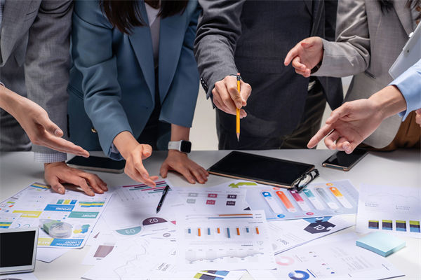 在跨部門預(yù)算協(xié)調(diào)中，如何克服溝通障礙，達(dá)成共識(shí)？