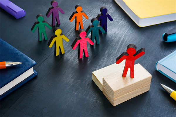 全球化背景下，企業(yè)如何構(gòu)建跨文化競(jìng)爭(zhēng)優(yōu)勢(shì)戰(zhàn)略？