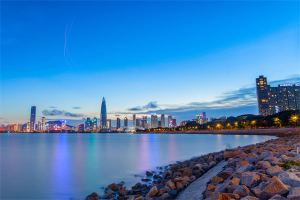 深圳戰(zhàn)略咨詢公司如何幫助企業(yè)制定長遠(yuǎn)發(fā)展藍(lán)圖？