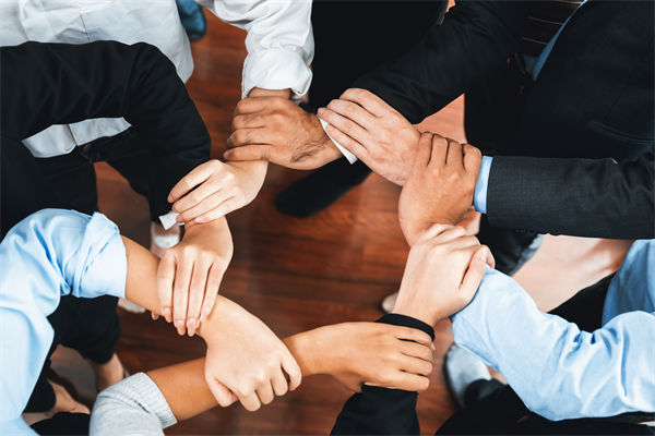 在制定企業(yè)戰(zhàn)略規(guī)劃時(shí)，如何平衡短期與長(zhǎng)期目標(biāo)？