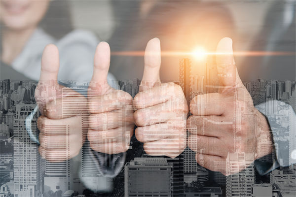 薪酬管理中，如何考慮員工個(gè)人發(fā)展，實(shí)現(xiàn)長(zhǎng)期激勵(lì)？