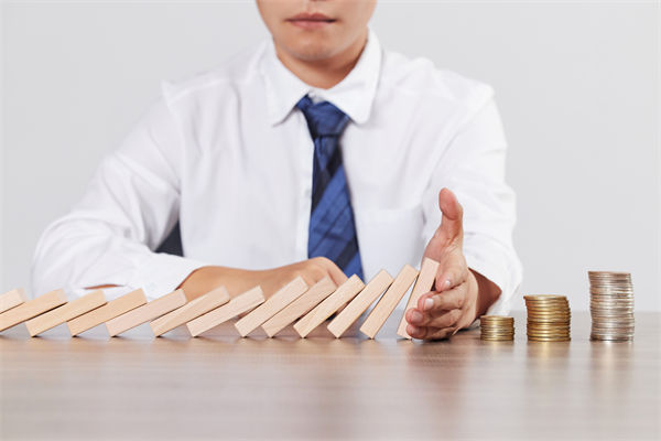 在年度經(jīng)營計劃中，如何有效識別并應(yīng)對潛在風(fēng)險？