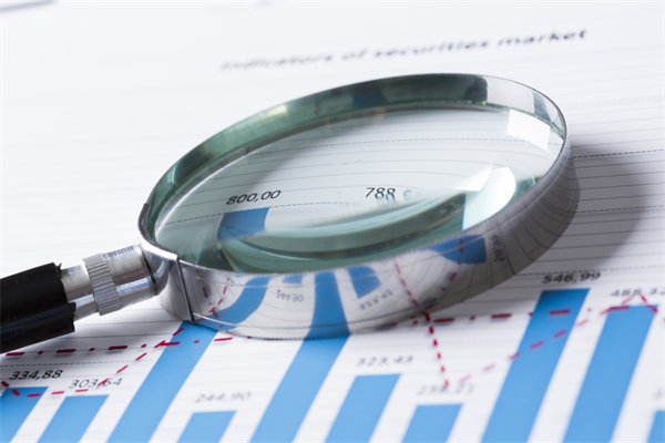 在制定年度經(jīng)營計劃時，如何考慮行業(yè)趨勢和政策影響？