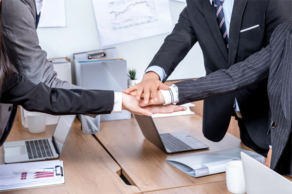 內(nèi)部矛盾重重，管理咨詢(xún)?nèi)绾沃χ亟ê椭C高效組織？