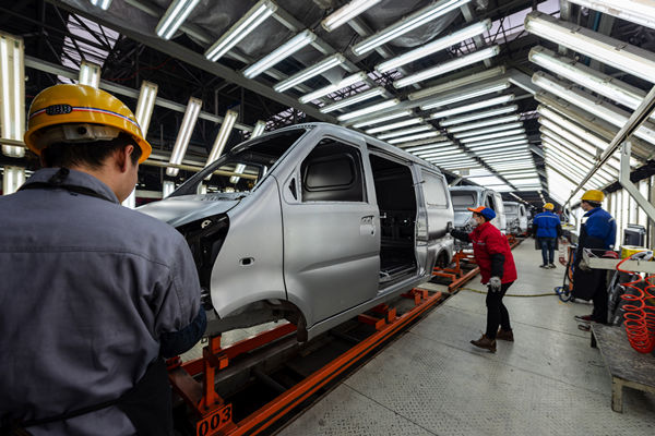 在精益生產(chǎn)過程中，如何有效識別并解決生產(chǎn)瓶頸問題？