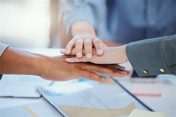 跨文化管理對(duì)企業(yè)全球化戰(zhàn)略實(shí)施的影響及應(yīng)對(duì)策略？