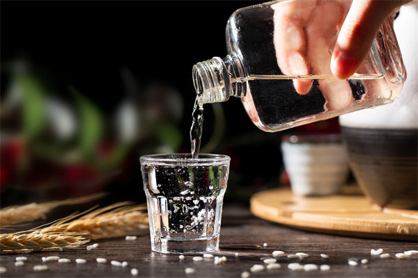 白酒遇冷，集體“降度”，關聯(lián)企業(yè)有何營銷啟示？